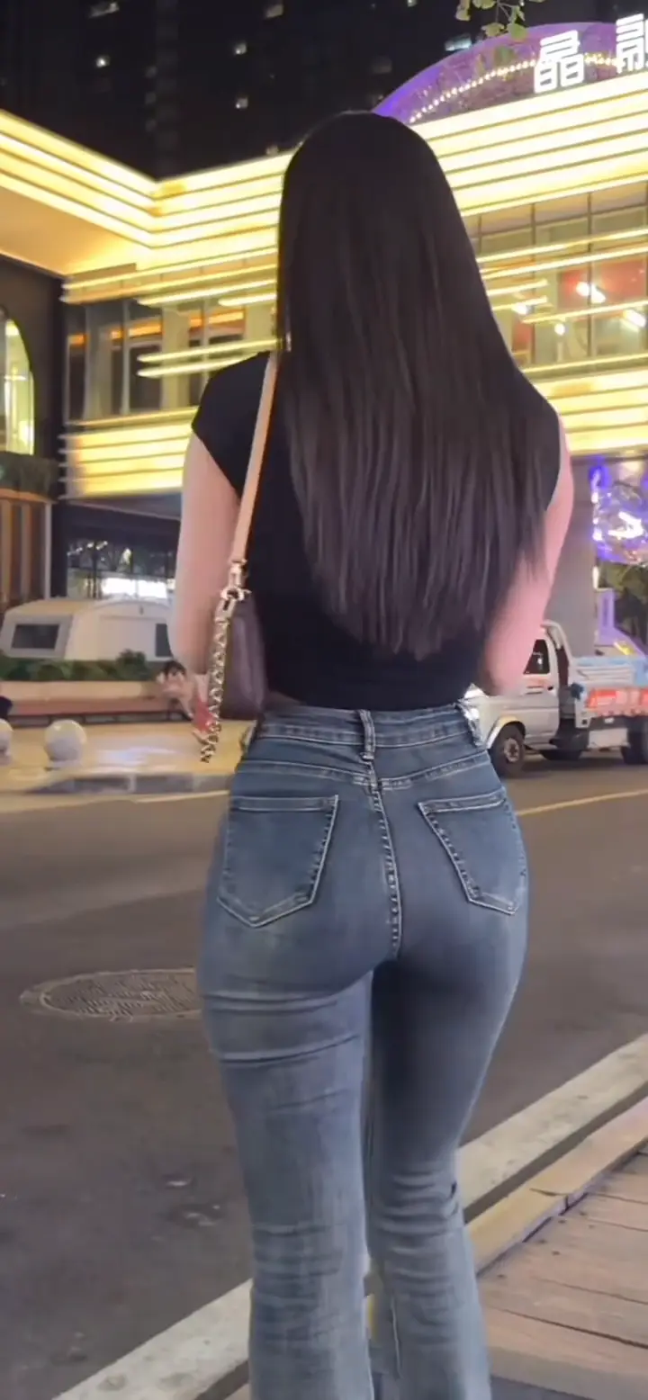 街拍丰满小姐姐性感紧身美臀牛仔裤