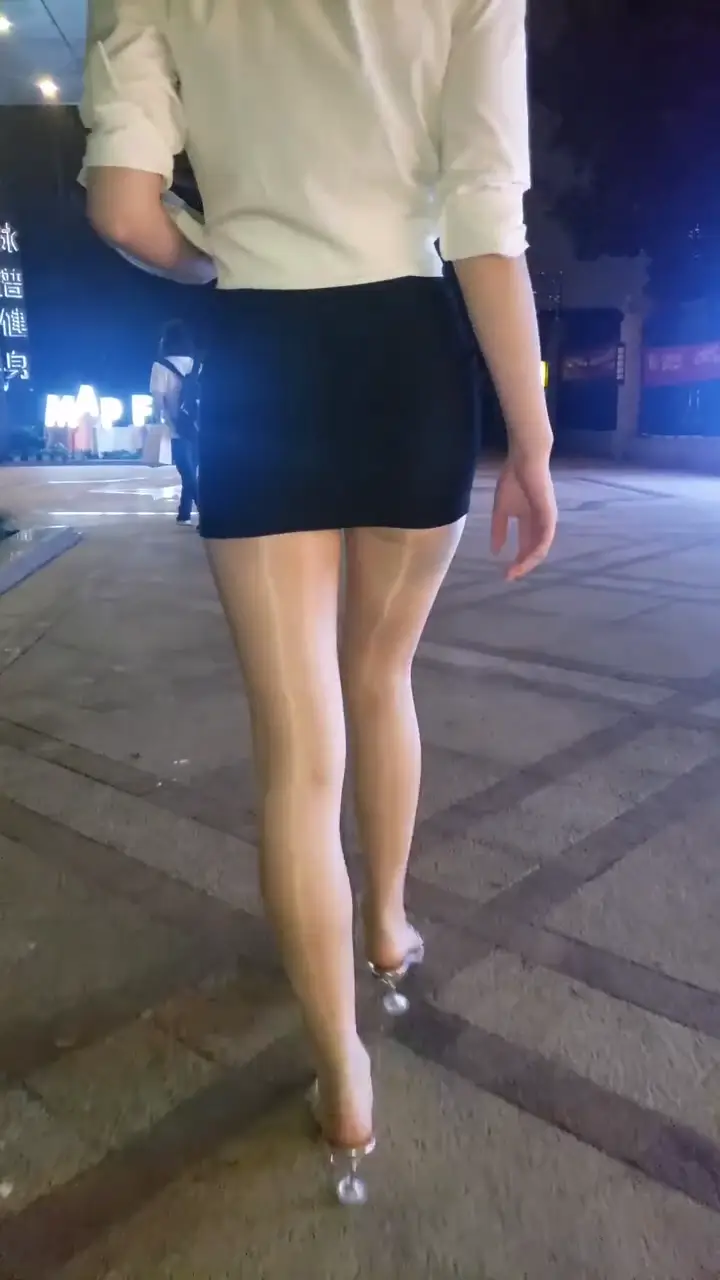 油亮丝袜高跟大长腿美腿姐姐