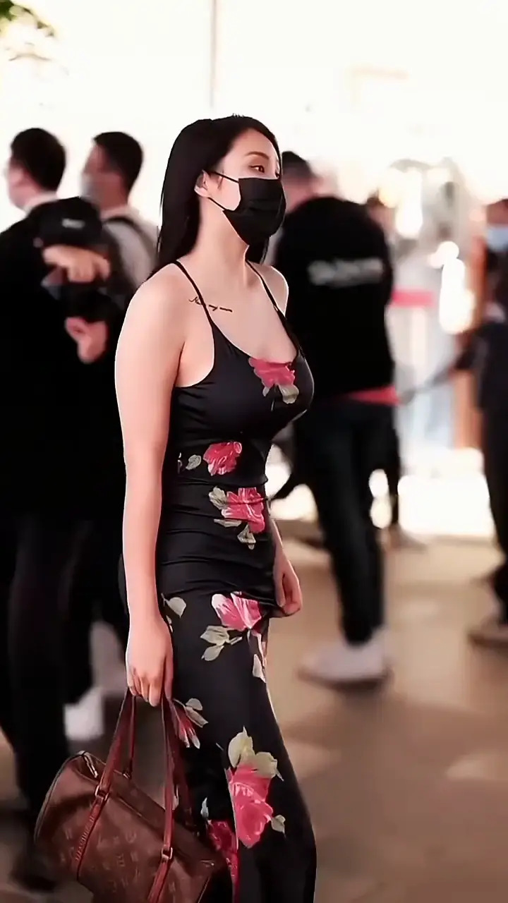 姐姐好身材时尚穿搭街拍美女性感丰满迷人
