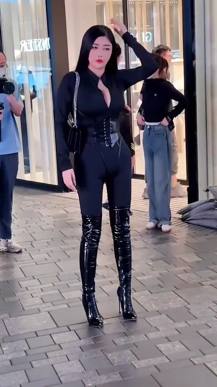 迷人的极品身材美女 时尚街拍潮流