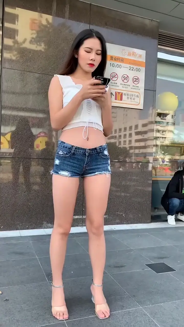紧身牛仔短裤大长腿小姐姐