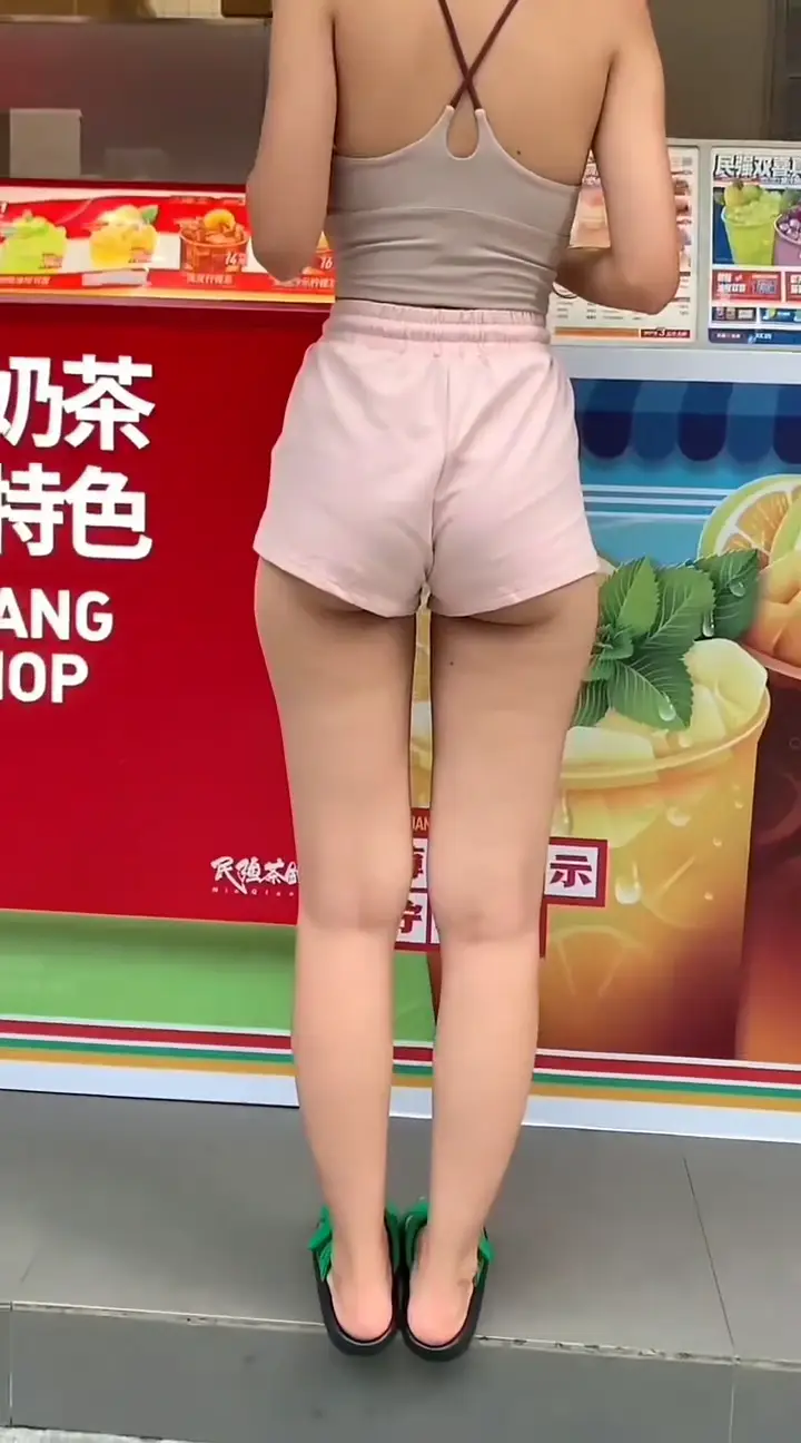 街拍美女美臀蜜桃臀