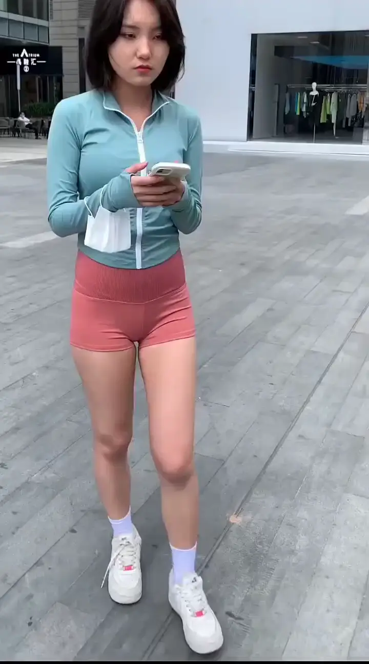 完美身材瑜伽服网红美女户外打卡