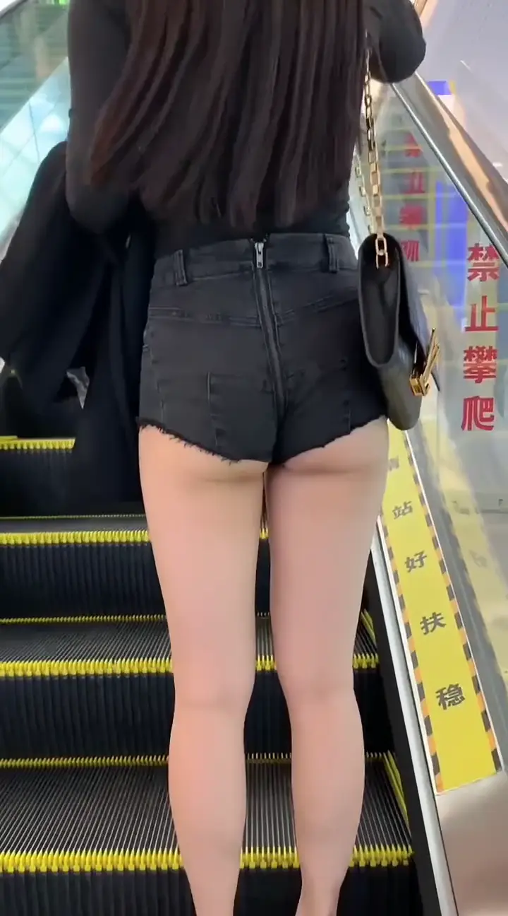 丰满性感美股蜜桃臀紧身牛仔短裤