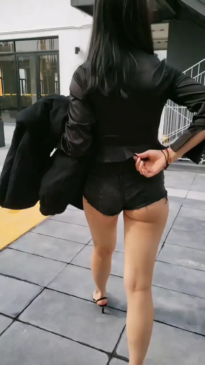 牛仔短裤背影女神