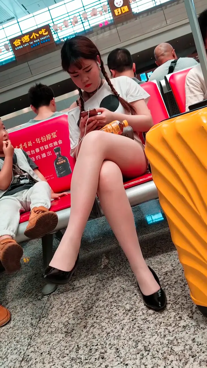 赶路的人们！车站风景