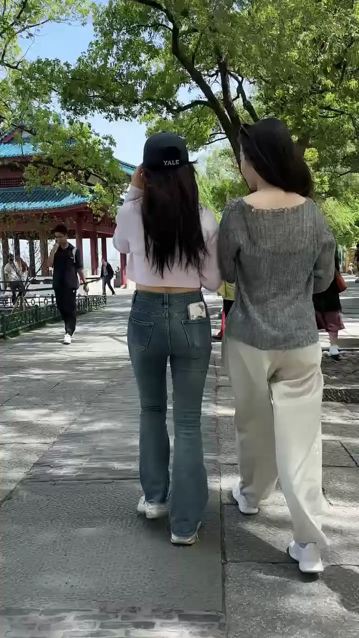 紧身牛仔裤美女