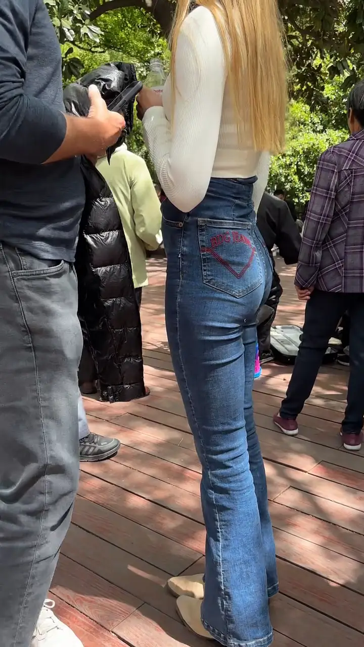 紧身牛仔裤美女老外
