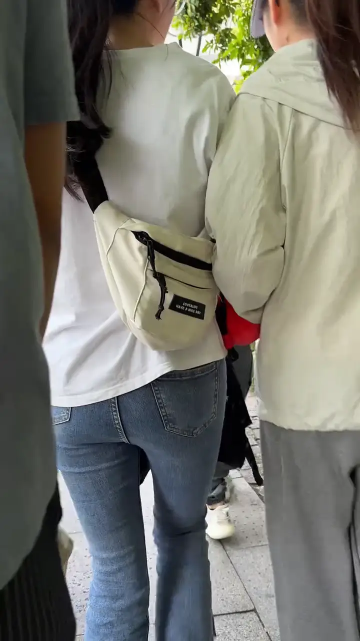 紧身牛仔裤美女