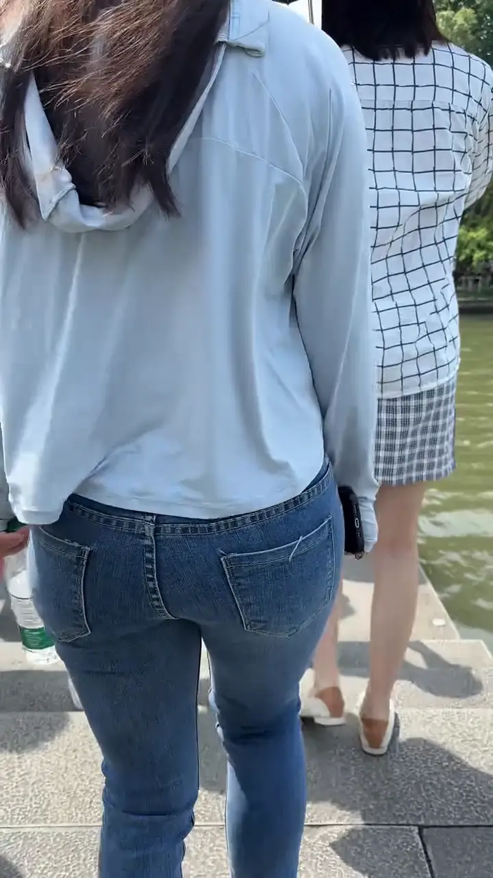 紧身牛仔裤美女
