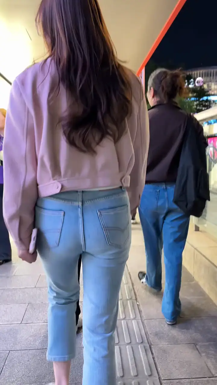 紧身牛仔裤美女