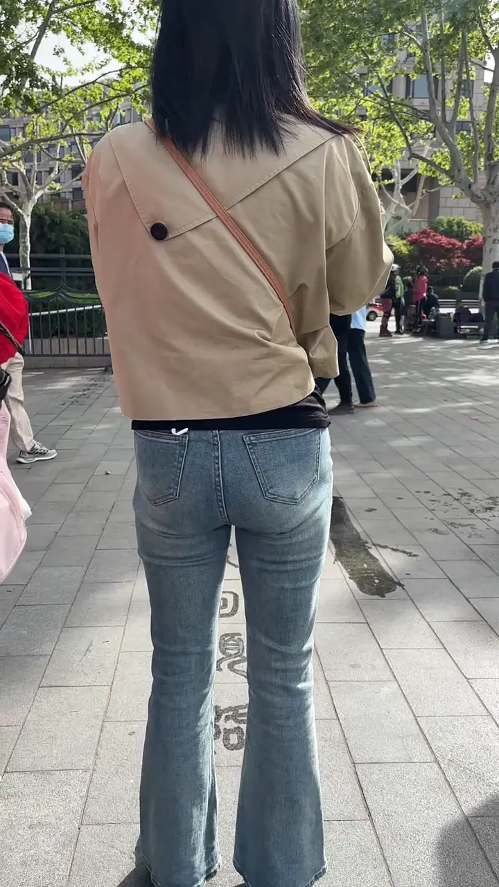 紧身牛仔裤美女